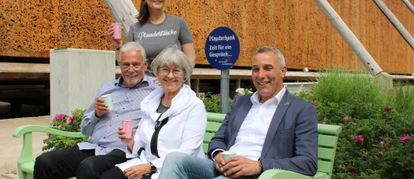 Neue Plauderbank in Bad Salzuflen eingeweiht: Bürgermeister Dirk Tolkemitt (rechts) nahm mit den Initiatoren der Familie Kramer (von links), Daniela,
Hartmut und Brigitte, zur Probe Platz. - © Annika Langhagel