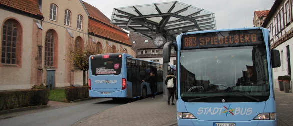 Wer mit dem Bus fahren will - hier Busse am Treffpunkt in Lemgo -, kann dafür demnächst kein Viererticket mehr nutzen. - © Katrin Kantelberg/Archivfoto