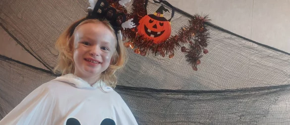 Nicht nur zu Karneval auch an Halloween werden vielerorts die Kostüme aus dem Schrank geholt. Mit einfachen Tricks sind gruselige Verkleidungen schnell gemacht. Sophia (4) ist in diesem Jahr als kleines Gespenst unterwegs. - © Michaela Weiße