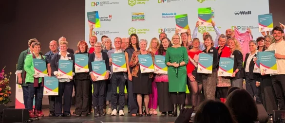 Die Preisträger des Deutschen Nachbarschaftspreises werden in Berlin geehrt. Klaus Meier nimmt die Urkunde für die Sabbenhausener entgegen. - © Deutscher Nachbarschaftspreis