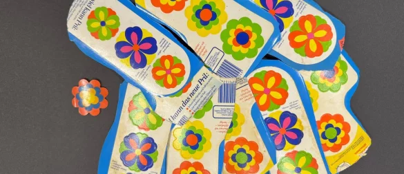 Die kleinen Sticker erinnern an eine Zeit, in der Werbegeschenke noch mit Liebe gesammelt wurden. - © Sven Kienscherf
