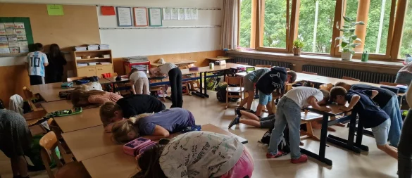 Bei diesem Stopp-Tanz-Spiel lernen die Schülerinnen und Schüler der Grundschule Dörentrup, nicht kleben zu bleiben im übertragenen Sinn, sondern sich von der negativen Energie zu lösen, die ihnen nicht guttut. - © Nadine Uphoff