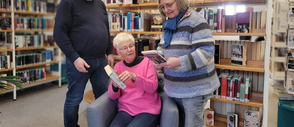 Der Leiter der Stadtbücherei Axel Koch bildet ein gutes Team mit Elisabeth Webel (Mitte) und Ursula Heer vom Förderverein. - © Katrin Kantelberg