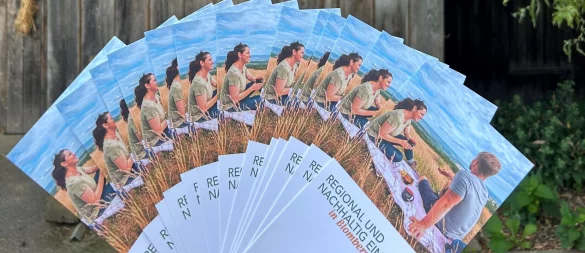 Blomberg und Lügde präsentieren einen Flyer mitnachhaltigen Einkaufsmöglichkeiten in der Region. - © Lügde Marketing