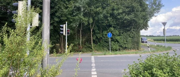 Damit Radfahrer künftig sicherer von Bad Meinberg in Richtung Blomberg fahren können, wird ein Radweg angelegt, und zwar ab der Kreuzung Pyrmonter Straße/Hamelner Straße. - © Cordula Gröne