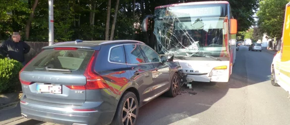 Der Volvo und der Bus sind am Freitagmorgen auf der Lemgoer Straße zusammengestoßen. - © Feuerwehr Kalletal