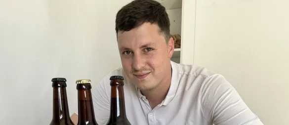 Philipp Löffler zeigt seine drei Standard-Biersorten, die immer wieder durch Außergewöhnliches ergänzt werden. - © Nicole Sielermann
