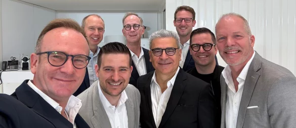 Selfie während der Bekanntgabe der neuen Tamaris Führungsmannschaft am Unternehmensstandort in Detmold (von links) Jens Beining (Chief Executive Officer), Tobias Seng (Chief Financial Officer), Matthias Rodemeier (Chief Product Officer), Ulrich Klüber (Chief Product Officer), Giovanni Lacatena (Chief Sales Officer), Nico Gold (Chief Sales Officer), Felix Schmalen-berger (Member of the Board), Michael Romberg (Chief Production Officer). - © Foto: Wortmann
