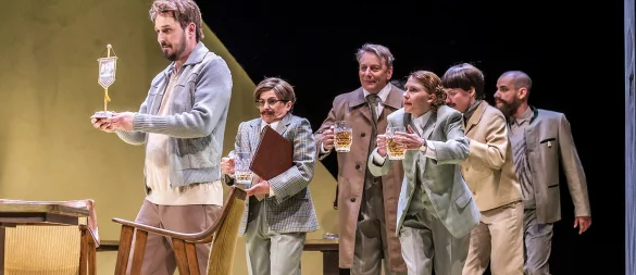 Herr Adam (Hartmut Jonas) trägt den Vereinswimpel der DAFV, dahinter Manuela Stüßer, Patrick Hellenbrand, Magdalena Weiß, Rebecca Stute und Jan-Niklas Shadan Mavigök. - © Landestheater Detmold/Jochen Quast