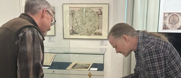 Mit schwarzen Handschuhen ausgerüstet holt der Restaurator Michael Beck (rechts) aus Kassel vorsichtig den Himmelsglobus aus der Vitrine und platziert ihn auf einem mit Seidenpapier ausgelegten Tisch. Thomas Senke (links), Techniker im Weserrenaissance-Museum Schloss Brake hilft beim Verpacken und beim Rücktransport der Leihgaben. - © Weserrenaissance-Museum