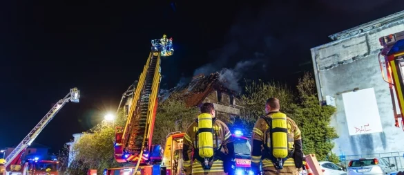 Rund 130 Einsatzkräfte sind in der Arminstraße am 10. April dieses Jahres im Einsatz, um den Brand in einem Gebäude der ehemaligen Sinalco-Werke zu löschen. - © Freitag TV