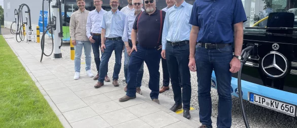 Die Verantwortlichen freuen sich über die Inbetriebnahme der Ladestation. - © KVG Lippe