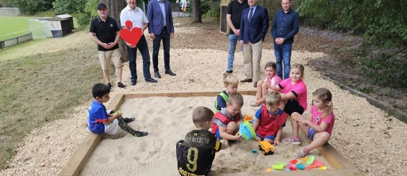 Bernd Papenmeier hat das Projekt Spielplatz für den RSV gemeinsam mit Oliver Joppke (von links, Sparkasse Pvitisheide VL), Bürgermeister Matthias Kalkreuter, Stefan Schapeler (Vorsitzender des RSV Hörste), Sven Limberg (Lippische Landesbrand Versicherung) und Unternehmer Marius Ahle umgesetzt. Dabei waren außerdem die Firmen Uhlig und Lutterbey&Uhlig. - © Astrid Sewing