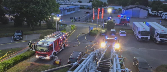 Die Feuerwehr rückt am Morgen zur Großwäscherei nach Lieme aus. - © Feuerwehr Lemgo