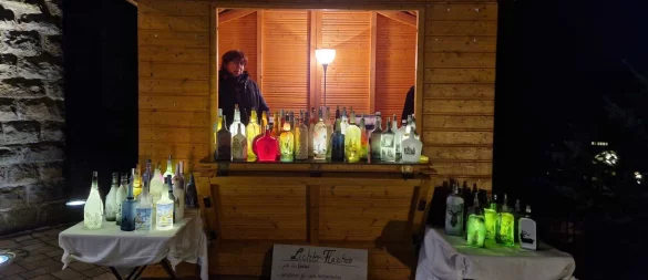 In liebevoll dekorierten Holzhütten bieten Budenbetreiber Handwerk und Dekoration an. (Archivfoto) - © Gemeinde Bösingfeld