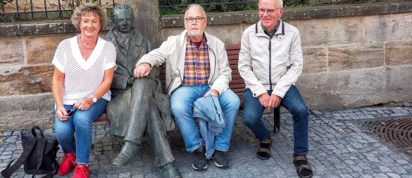 Die Detmolder Karin und Klaus Vothknecht (von links) mit Achim Schneider aus Zeitz beim Goethe-Denkmal in Ilmenau. Das Foto schoss Schneiders Ehefrau Ilona. - © Ilona Schneider