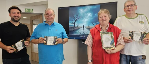 Lucas Noke (von links), Bernd Rosarius, Miriam Pereluk und Kurt von der Heide laden dazu ein, den Gedichtwechsel auf den Wanderwegen in Hörste auf neue Art kennen zu lernen. - © Astrid Sewing