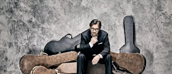 Ein Mann, viele Saiteninstrumente: Al Di Meola ist einer der erfolgreichsten Gitarristen unserer Zeit. Im Oktober ist er zu Gast in Bad Salzuflen. - © Ben Wolf