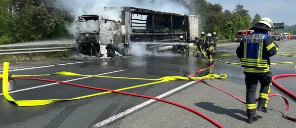 Auf der A2 in Fahrtrichtung Dortmund brennt ein Lkw. - © Foto: privat