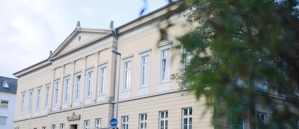 Vor dem Detmolder Landgericht musste sich ein 37-jähriger Detmold unter anderem wegen schwerer Körperverletzung verantworten. - © Jannik Stodiek