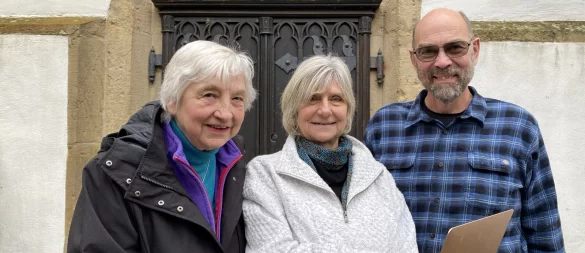 Ahnenforschung mit Laptop und Internet. Sonja Ruthe (Mitte) aus Victoria in Kanada fand ihre Vorfahren in unserer Region. Mit ihrem Mann Johann Cunningham und Inge Berghoff vom Heimatverein Oerlinghausen, die sie bei ihren Recherchen unterstützte, steht sie vor der sogenannten Hochzeitstür der Alexanderkirche. - © Foto: Horst Biere