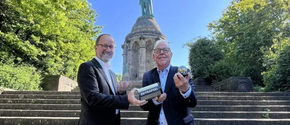 Verbandvorsteher Jörg Düning-Gast (links) und LZ-Chefredakteur Dirk Baldus zeigen die "kleine Schwester" der LZ-Zeitkapsel. - © Seda Hagemann