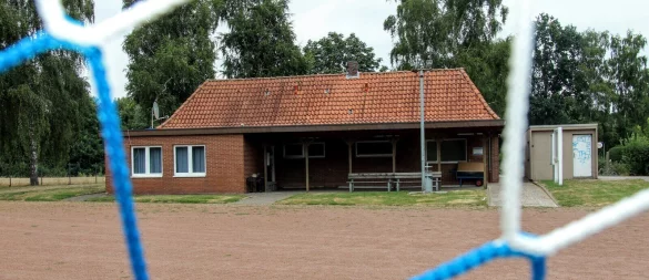 Das Sporthaus in Lieme ist in die Jahre gekommen. Jetzt wird es zumindest energetisch saniert. - © Archivfoto: Niklas Böhmer