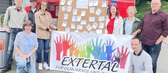 Auf dem Parkplatz des Rewe-Marktes kamen die Mitglieder mit Bürgerinnen und Bürgern ins Gespräch. - © Fotorechte: Demokratiebündnis