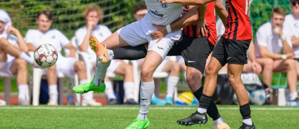 Vor einem Jahr am Werresportplatz: Die Postler Zalem Özmen (Mitte) und Robin Jöstingmeier (rechts) nehmen Lukas Hartmann vom Delbrücker SC in die Mangel. Nach Elfmeterschießen setzten sich die Detmolder durch. - © Egon Penner