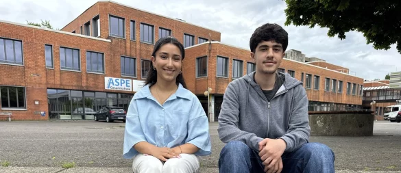 Rosin Rafo Haji und Motasem Rouk (von links) haben die Klasse 10 an der Gesamtschule Aspe mit Erfolg abgeschlossen und wollen hier ihren Weg zum Abitur weitergehen. - © Sandra Castrup