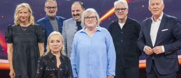Die Bielefelderin Beate Otto (3. v. r.) mit Moderator Johannes B. Kerner (r.) und den Experten Andrea Kiewel (v. l.), Frank Plasberg, Christine Urspruch, Johann Lafer und Marcel Reif. - © ZDF/Max Kohr