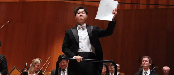 Großer Applaus für Giselher Klebe, die Nordwestdeutsche Philharmonie und ihren Dirigenten: Seong-Bin Oh zeigt die Orchesterpartitur der Sinfonie Nr. 7. - © Andreas Duderstedt