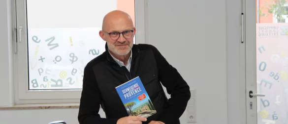 Sven Koch präsentiert seinen neuen Krimi "Schweigende Provence". - © Jana Beckmann
