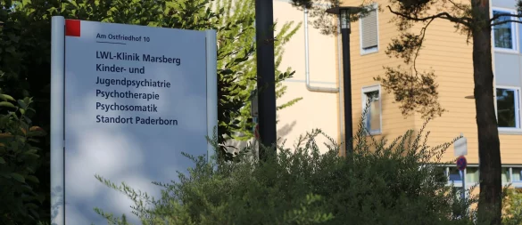 Die LWL-Klinik in Paderborn: Hier geschah die Messerattacke durch eine 13-jährige, mutmaßliche Gefährderin. - © Christian Müller/dpa