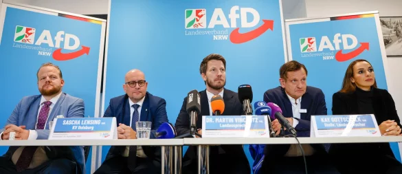Die AfD in NRW um ihren Vorsitzenden Martin Vincentz (mitte) hat auch bei den Wahlen der Integrationsräte gut abgeschnitten. - © Thomas Banneyer/dpa