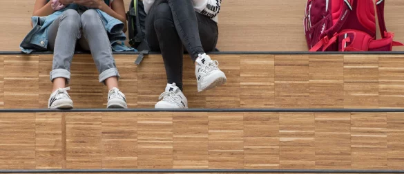 Handyverbot bringt es nicht: In den Augen vieler Schulleiter ist nicht das Endgerät das Problem, sondern der Konsum. Und den müssten die Eltern begrenzen. - © Sebastian Kahnert/dpa-Zentralbild/dpa