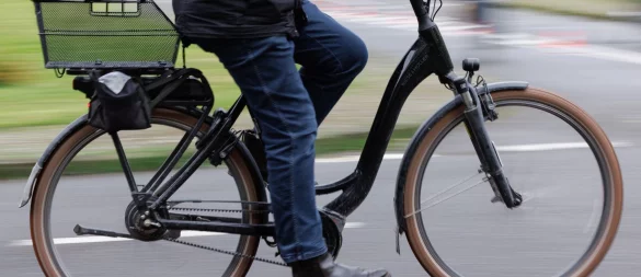 Ein Radfahrer stürzte auf der Regenstorstraße bei einer Kollision mit einem Auto. - © Friso Gentsch/dpa