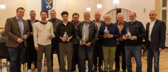 Bürgermeister Heinz-Dieter Krüger (rechts) verabschiedet die scheidenden Ratsmitglieder gemeinsam mit seinem Nachfolger Michael Ruttner (links): Sascha Beine, Dennis Gerke, Konrad Hambrügge, Adrian Block, Heinz-Joachim Schulz, Reinhard Gerke, Manfred Robrecht, Herbert Kohlbrecher, Wilfried Wächter und Lothar Schröder. - © Stadt Horn-Bad Meinberg