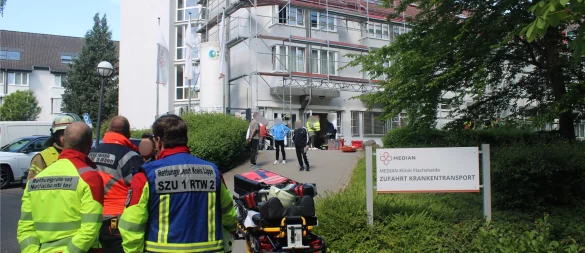 In der Klinik Flachsheide hat es am Dienstagvormittag gebrannt. Während die Feuerwehr noch im Inneren die letzten Glutnester ablöscht, warten Rettungsdienst und einige Patienten vor dem Gebäude. Verletzt wurde bei dem Brand niemand. - © Freiwillige Feuerwehr Bad Salzuflen/Lea Spellmeier