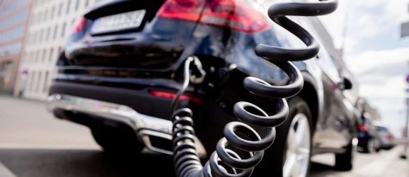 Zwar ist die Zahl von Ladesäulen in Deutschland gestiegen. Sie sind aber ungleich auf die einzelnen Kreise verteilt. Die Bielefelder sind - verglichen mit Bewohnern anderer Städte in OWL - gut versorgt. - © Christoph Soeder/dpa