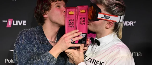 Sänger Zartmann (l.) und Ski Aggu küssen nach der Verleihung des Musikpreises im Lokschuppen Bielefeld ihre Preise. - © David Inderlied/dpa