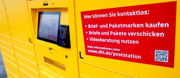 In OWL fehlen Postfilialen, die es laut Gesetz geben müsste. Poststationen können helfen. - © Thomas Banneyer/dpa