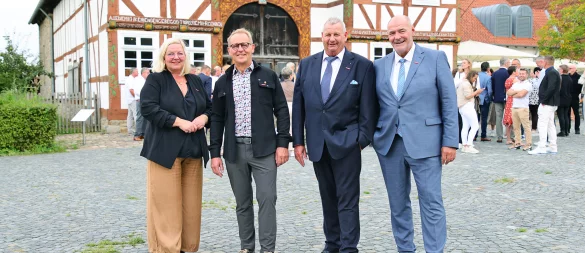 Feiern das 125-jährige Bestehen der Dachdecker-Innung Lippe: Andrea Hegerbekermeier, Geschäftsführerin Kreishandwerkerschaft Paderborn-Lippe, Obermeister Stefan Raabe, Kreishandwerksmeister Mickel Biere und Peter Eul, Präsident der Handwerkskammer OWL zu Bielefeld (von links). - © Dietmar Flach