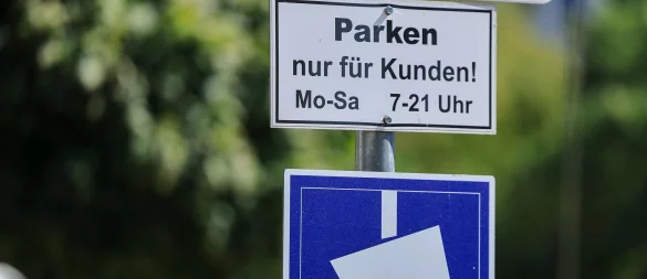 Ein Schild weist auf einem Supermarktparkplatz darauf hin, dass Parken nur für Kunden gestattet ist und der Platz videoüberwacht wird. - © Jan Woitas/dpa
