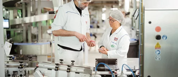 Heidrun Martmann-Geydan und Steven Richter in der Nahrungsmittelproduktion im Oetkerwerk Brackwede im Jubiläumsjahr 2025. - © Dr. August Oetker KG