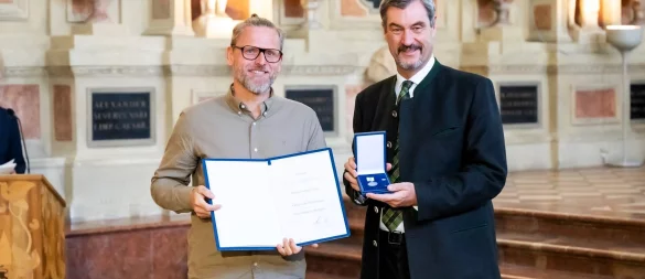 Hohe Auszeichnung für einen mutigen Oerlinghauser: Thomas Finke bekommt von Markus Söder die Christopherus-Medaille des Landes Bayern als Lebensretter verliehen.
Foto: Freistaat Bayern - © Freistaat Bayern