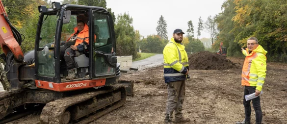 Jörg Flintrop von der Stadt Horn-Bad Meinberg (rechts) und Lennard Meiertoberens von der bauausführenden Firma begutachten die Bauarbeiten am Eggestadion. - © Stadt Horn-Bad Meinberg