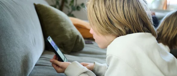 Glücksgefühle ganz einfach per Knopfdruck und immer das neueste Smartphone: Das ist es nicht, was Kinder wirklich brauchen. - © Annette Riedl/dpa