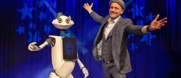 Jean Olivier lädt zur magischen Zaubershow mit dem interaktiven Roboter Sparky. - © Axel Jusseit