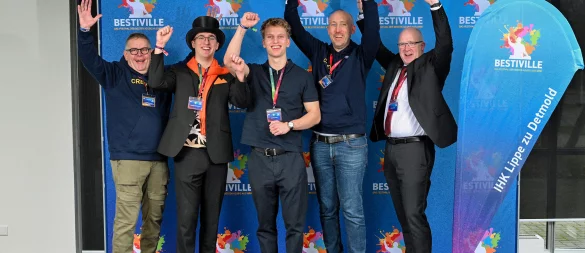 Freuen sich: Andreas Knappstein, Präsident IHK Arnsberg, Lennart Hemmelmann, Weidmüller Interface, Joscha Weigel, Yomei GmbH, Jörg Nolte, Hauptgeschäftsführer IHK Arnsberg, Martin Raithel, Abteilungsleiter IHK Lippe (von links). - © Wolfgang Detemple